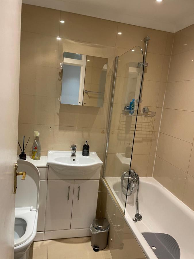 2 Bedroom Apartment Chiswick Park Tube Station London Exterior foto