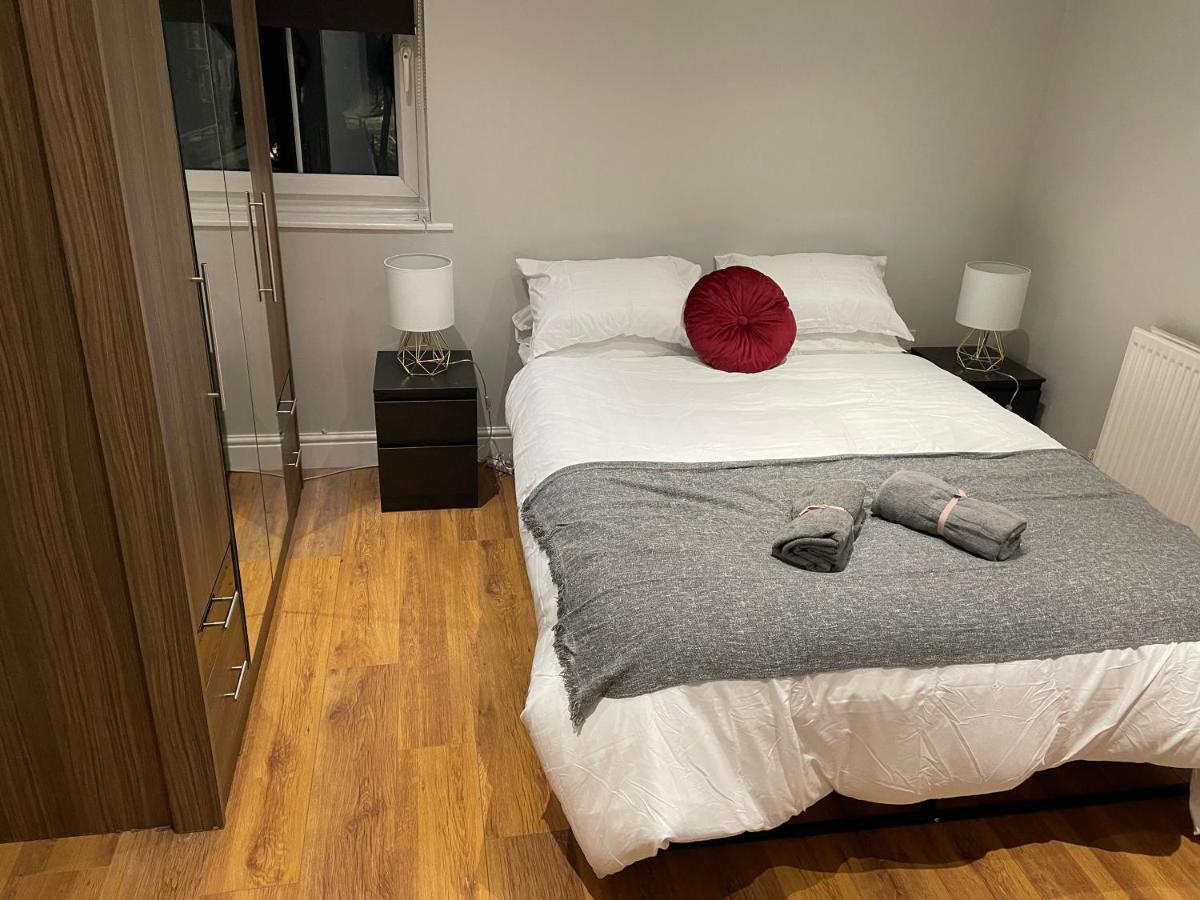 2 Bedroom Apartment Chiswick Park Tube Station London Exterior foto