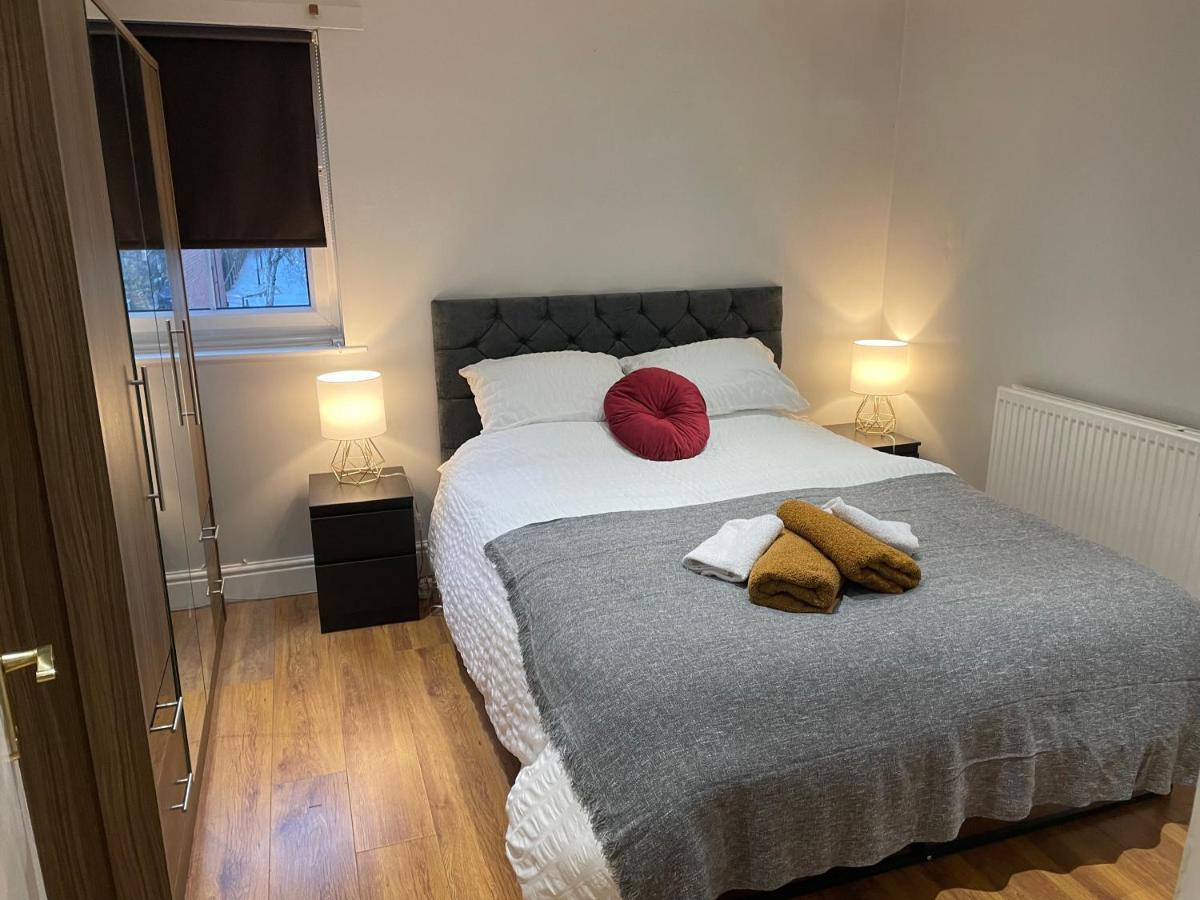 2 Bedroom Apartment Chiswick Park Tube Station London Exterior foto