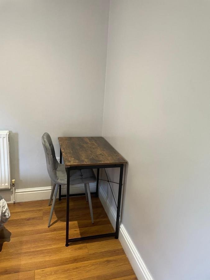 2 Bedroom Apartment Chiswick Park Tube Station London Exterior foto