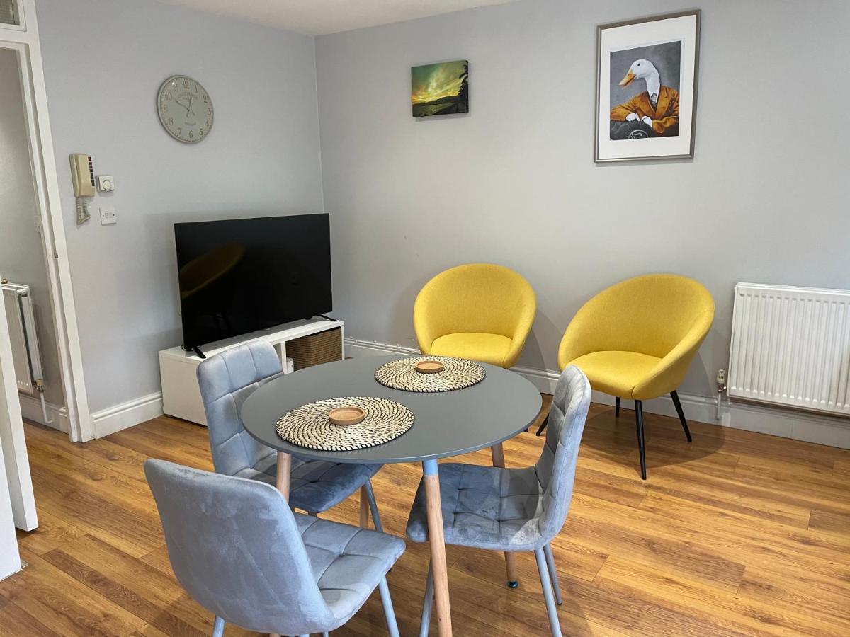2 Bedroom Apartment Chiswick Park Tube Station London Exterior foto